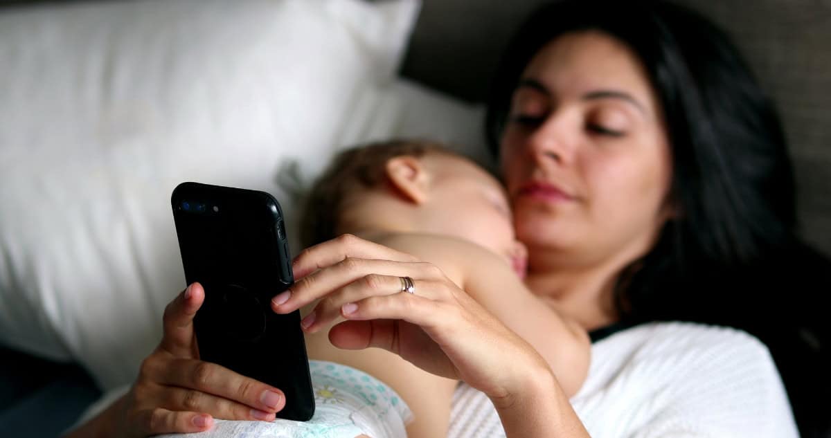 mom talking with virtual doula